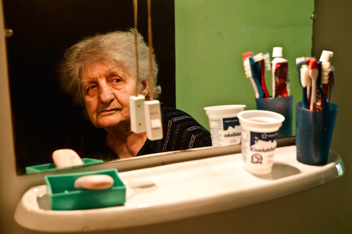 Medication Reminders vs. Administration: What a Texas Home Care Aide Can and Cannot Do — in-home senior care in North Texas